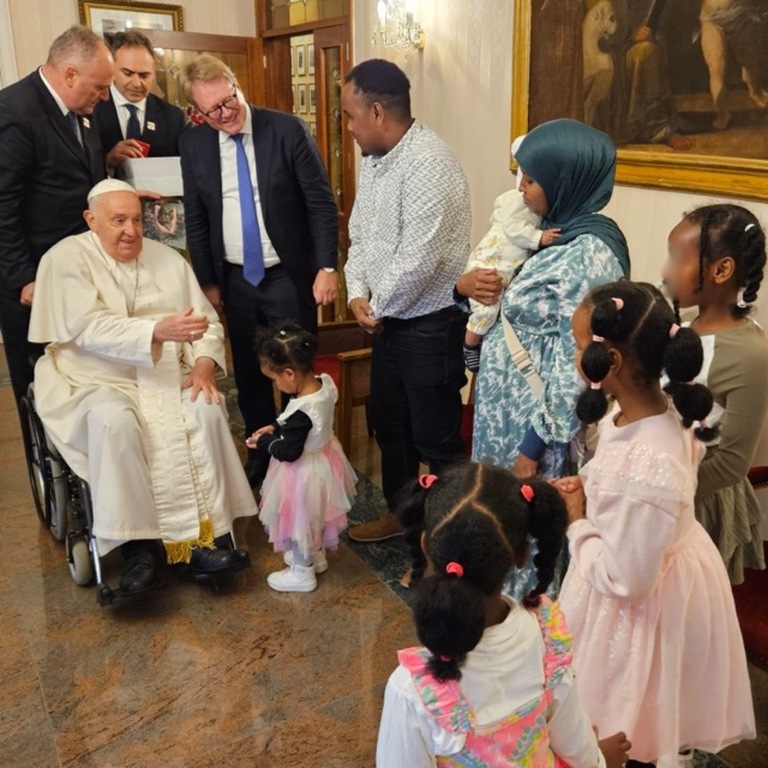 Durant la seva visita a Bèlgica, el papa Francesc es va reunir amb algunes famílies de refugiats que han arribat al país amb els corredors humanitaris de Sant’Egidio